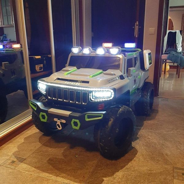 етская электромашинка 4х4, цвет как на фото, с полным приводом и LED освещением. Эксклюзив Море Света.