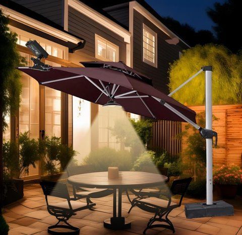 Світильник для парасолі, встановлений на стіл під римською парасолею.